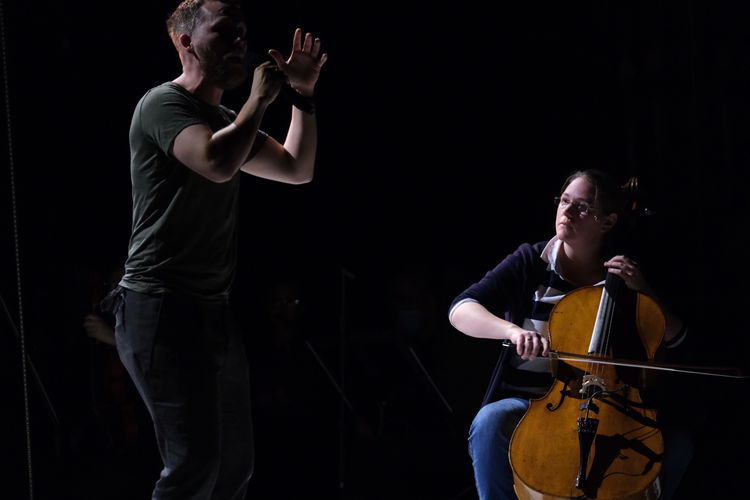 Slampoet Fredrik Høyer og cellist Louisa Tuck.
